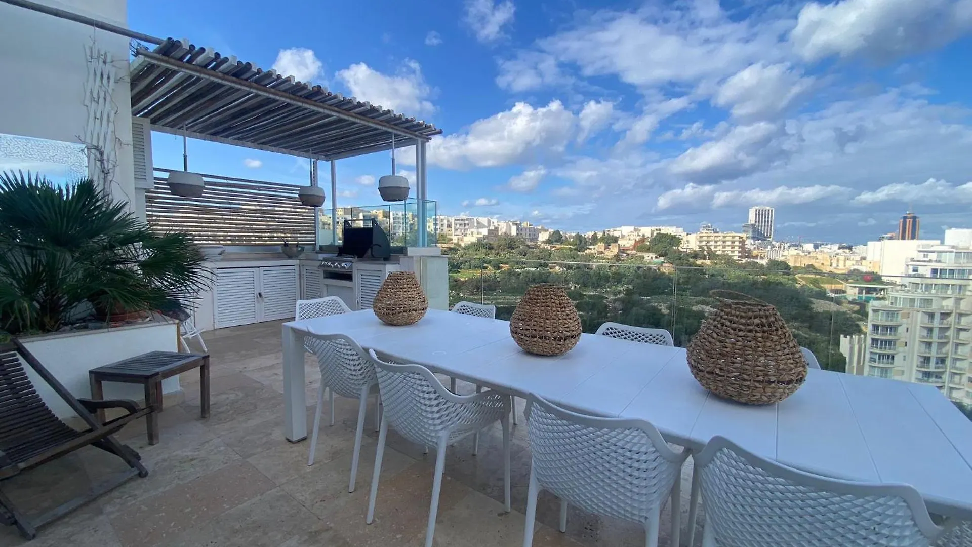 St Julians Luxurious Penthouse With Pool Enjoying Distant Seaviews Lägenhet St. Julian's