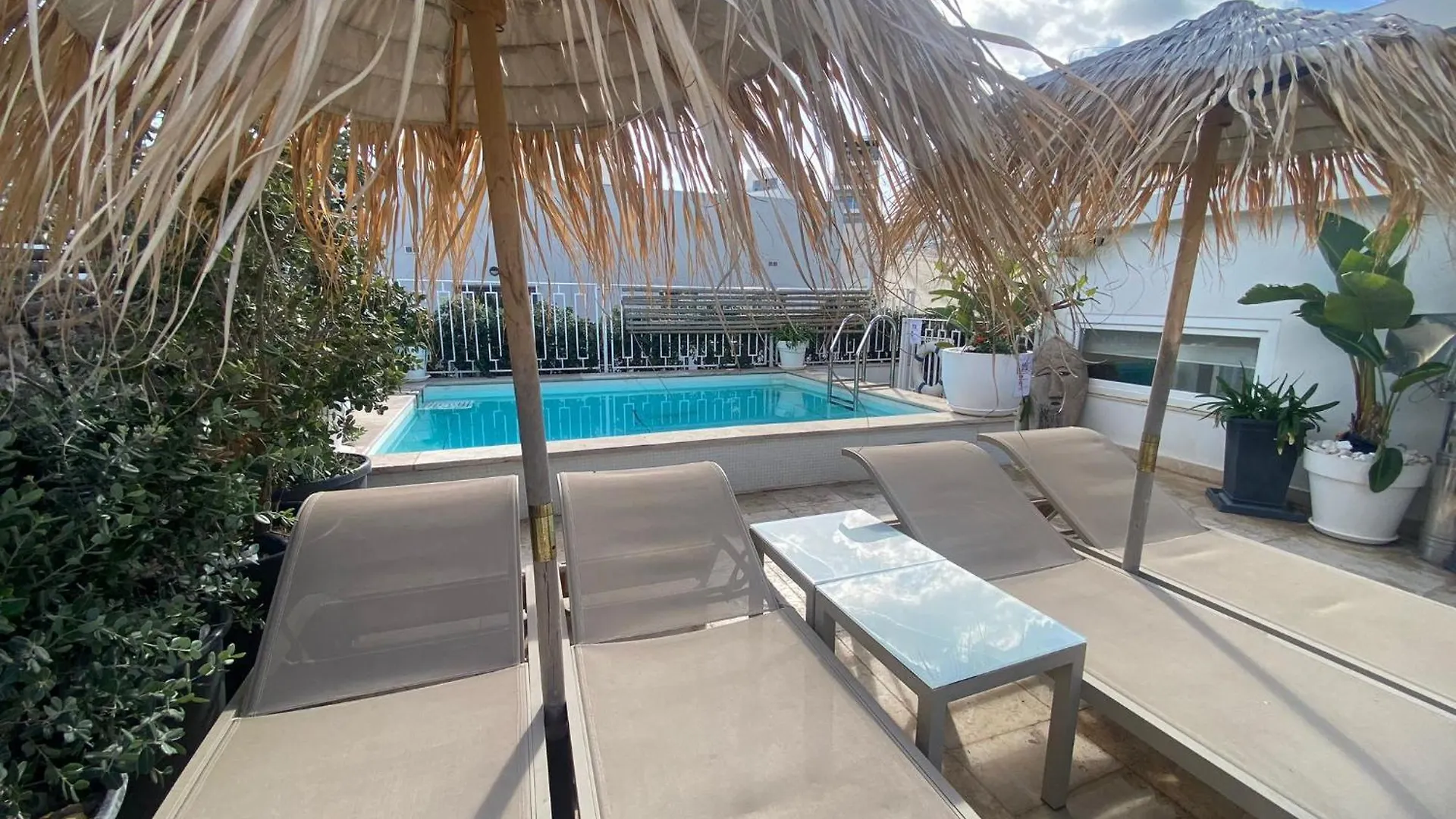 St Julians Luxurious Penthouse With Pool Enjoying Distant Seaviews Lägenhet St. Julian's Malta