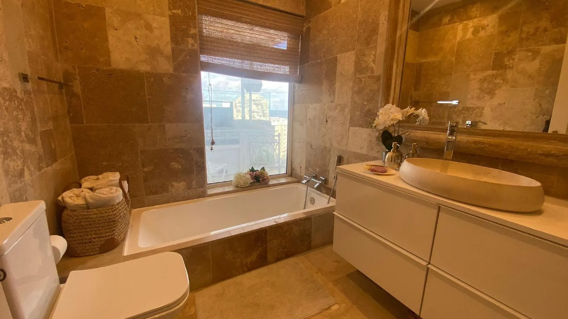 St Julians Luxurious Penthouse With Pool Enjoying Distant Seaviews Appartement San Ġiljan 0*,  Malta
