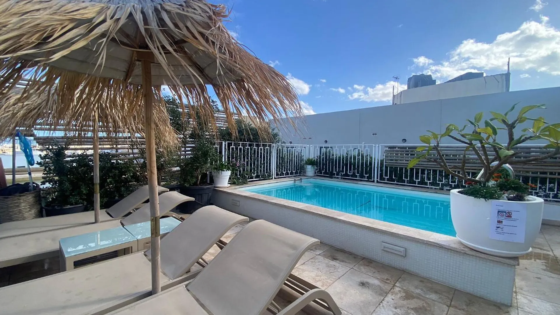 St Julians Luxurious Penthouse With Pool Enjoying Distant Seaviews Lägenhet St. Julian's